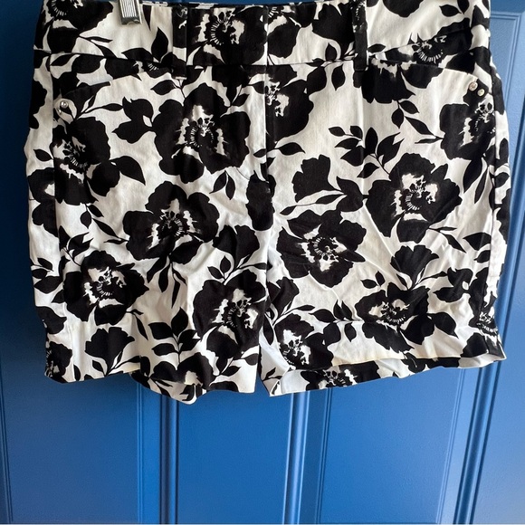 White House Black Market Pants - White House Black Market Womens Shorts Black White Floral Stretch Cotton 00